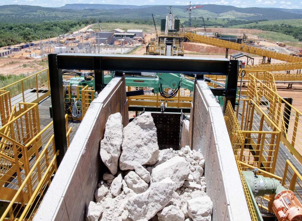 como investir em terras raras