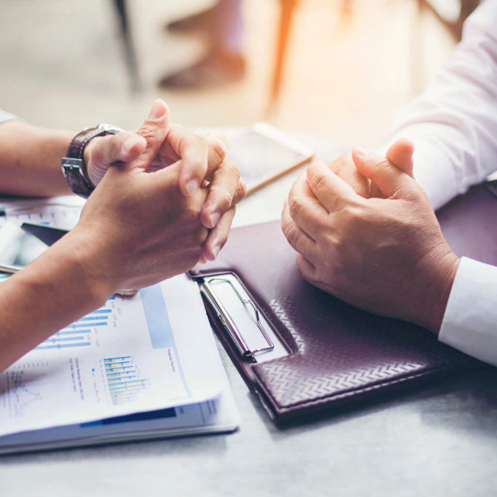 Decifrando Gestos: O Que as Mãos Revelam em Uma Conversa