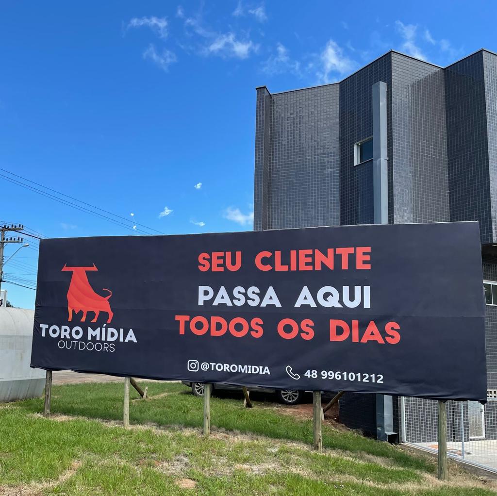 erros comuns ao contratar outdoor