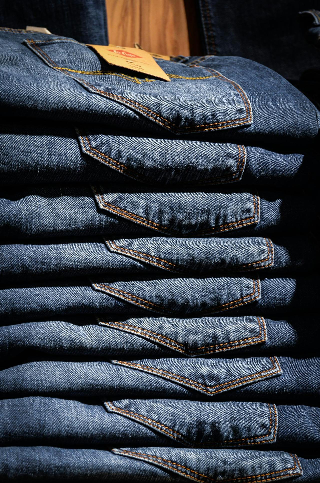 Denim: O Tecido Que Conquistou o Mundo da Moda