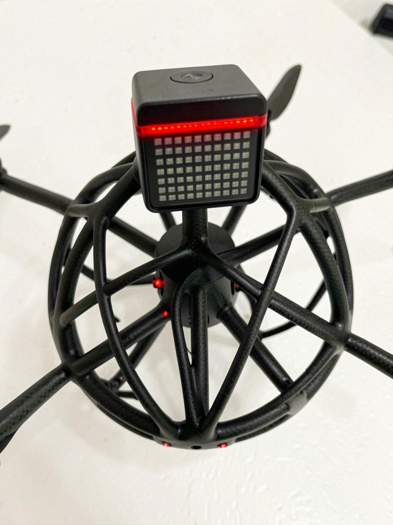 Close do gimbal e câmera de drone durante inspeção aérea