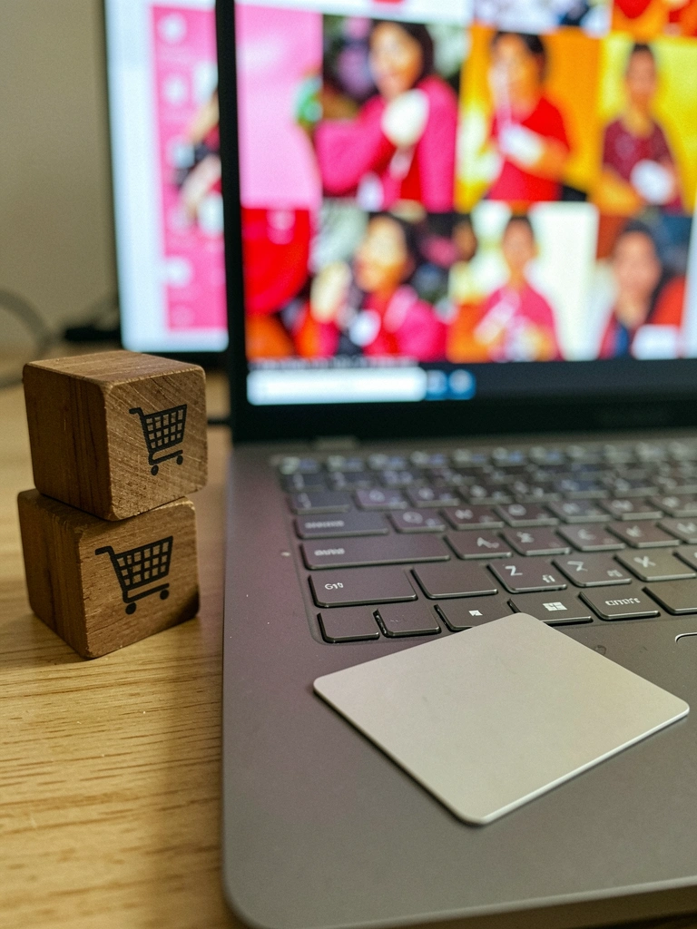 Tela de celular exibindo página de compras com produtos variados e botão de pagamento visível.